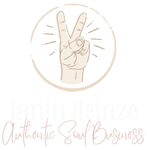 Logo von Janin Heinze – Authentische Soul Business, mit einer stilisierten Hand, die das Victory-Zeichen zeigt.